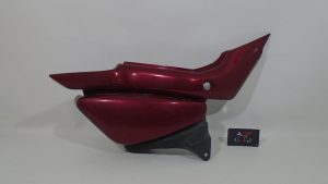 TAPA BAJO ASIENTO IZQUIERDA SUZUKI INTRUDER M1800R